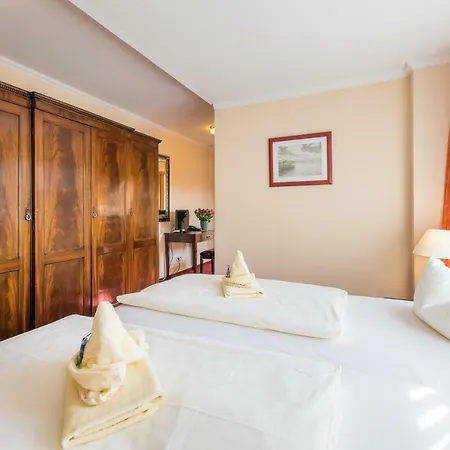 Ξενοδοχείο Altglowe Garni 4*